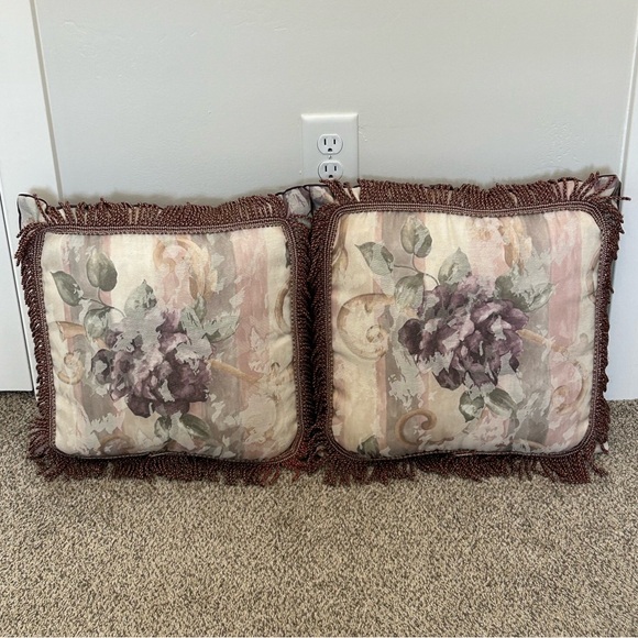 2 CROSCILL CHAMBORD CASSIS FRINGED PURPLE ROSES THROW PILLOWS - Picture 1 of 11